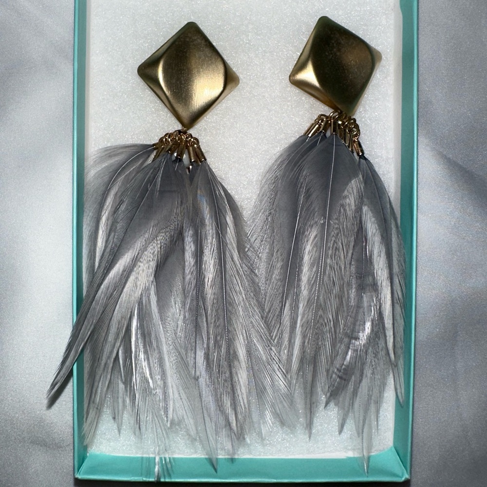 BEAUTIFUL Grey Feather earrings